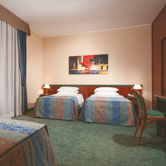 Camera tripla Hotel Raffaello Milano Camera tripla Hotel Raffaello Milano