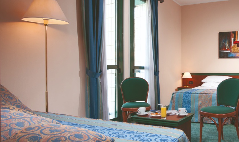 Camera tripla Hotel Raffaello Milano Camera tripla Hotel Raffaello Milano