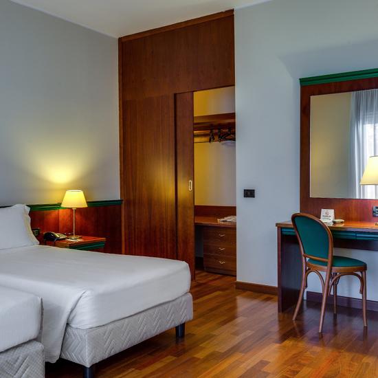 Camera tripla Hotel Raffaello Milano Camera tripla Hotel Raffaello Milano