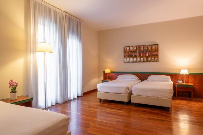 Camera tripla Hotel Raffaello Milano Camera tripla Hotel Raffaello Milano